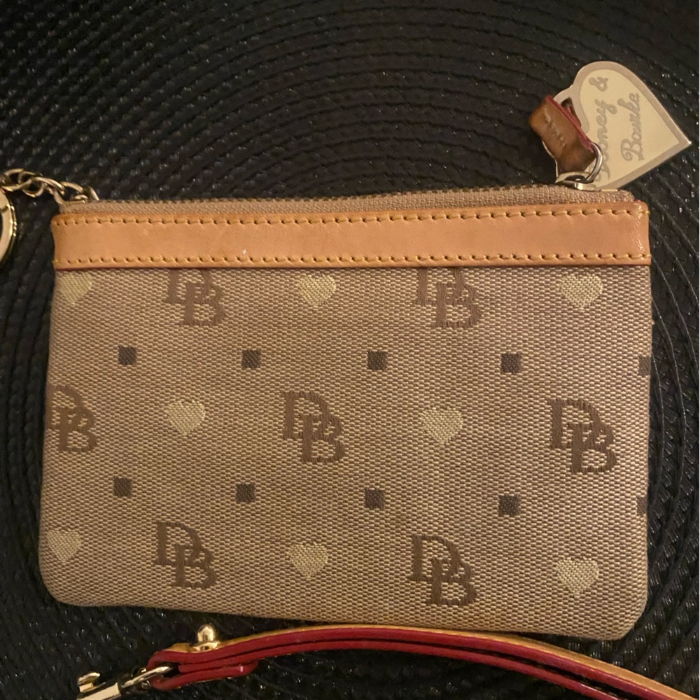 Vintage Authentic Dooney and Bourke . Beige and Tan Women's Wristlet